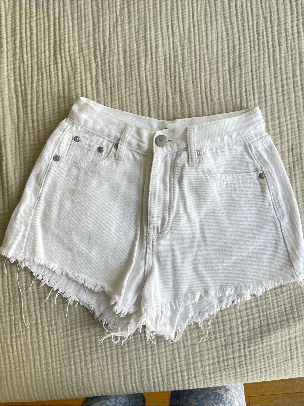 90s White High-Rise Frayed Denim Shorts - Picture 2 of 6
